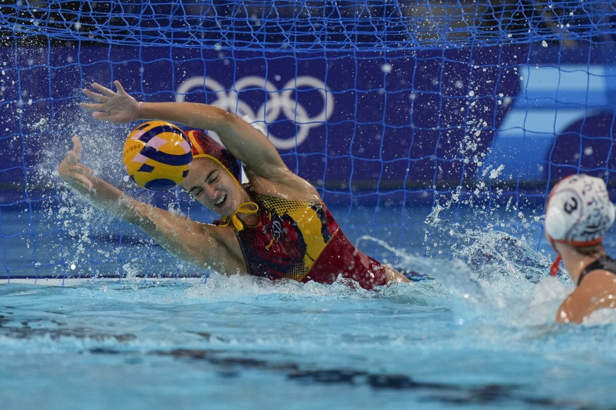 Judith Forca aide l'Espagne à battre les Pays-Bas en demi-finale du water-polo féminin aux Jeux olympiques de Paris