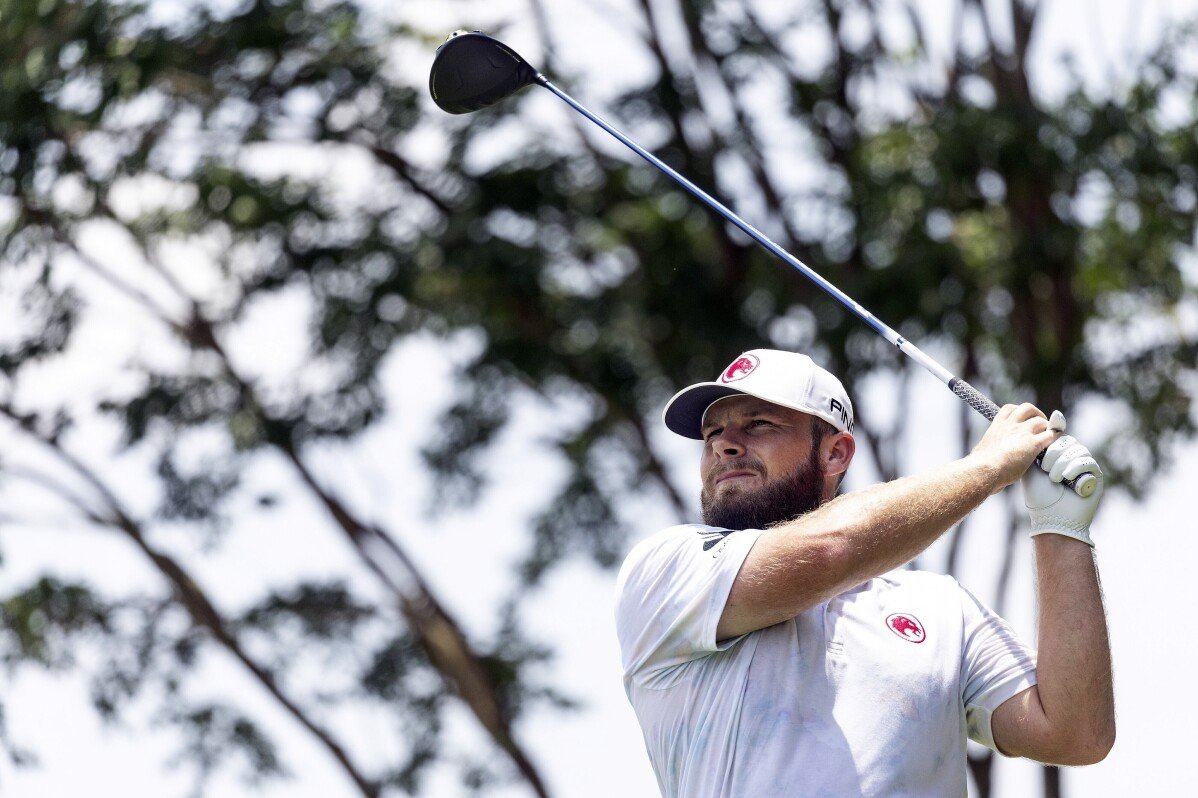 Tyrrell Hatton tire 64 pour le leadership de LIV Golf avant la ronde finale, devant DeChambeau, Rahm